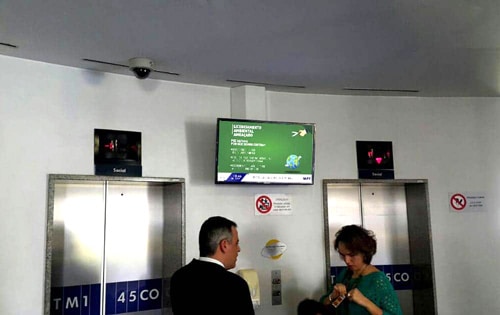 Cartelería digital frente a un ascensor