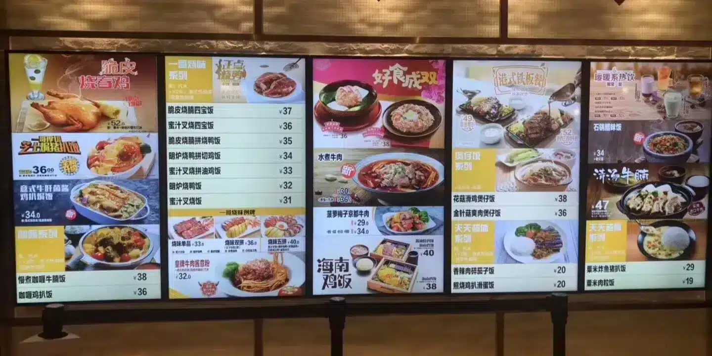 Menu board digital dans un restaurant proposant des produits asiatiques