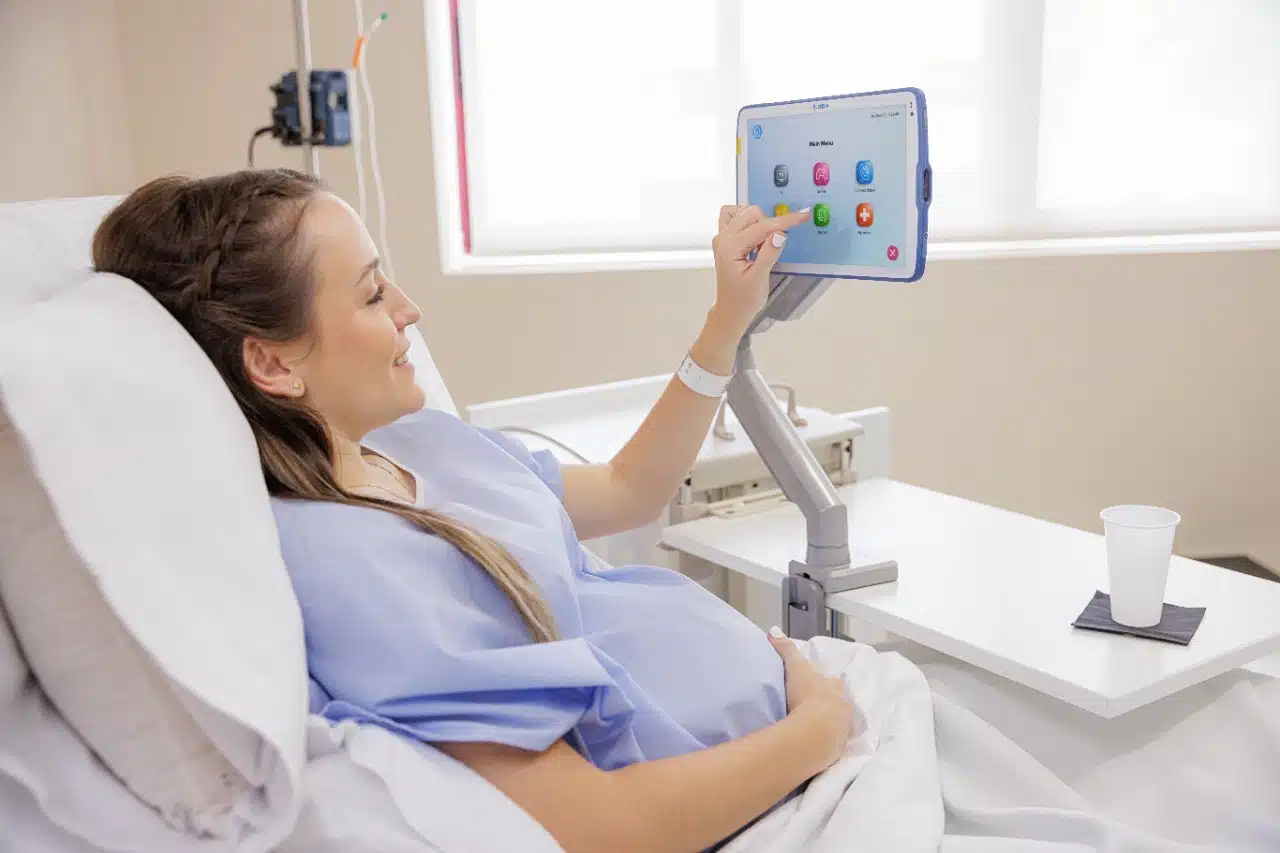 Tablette pour une patiente dans une chambre d'hopital